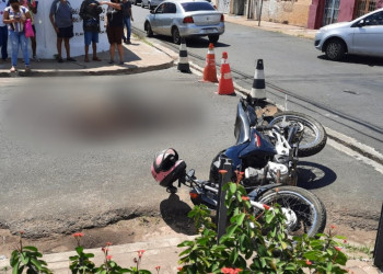 Motociclista morre ao colidir com carro em cruzamento no centro de Teresina